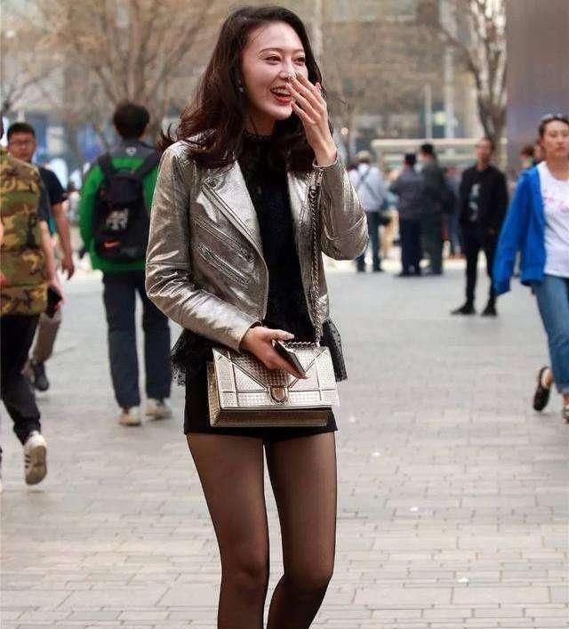 40岁的左右女人不穿"丝袜配高跟",请看一下陈数时髦外观