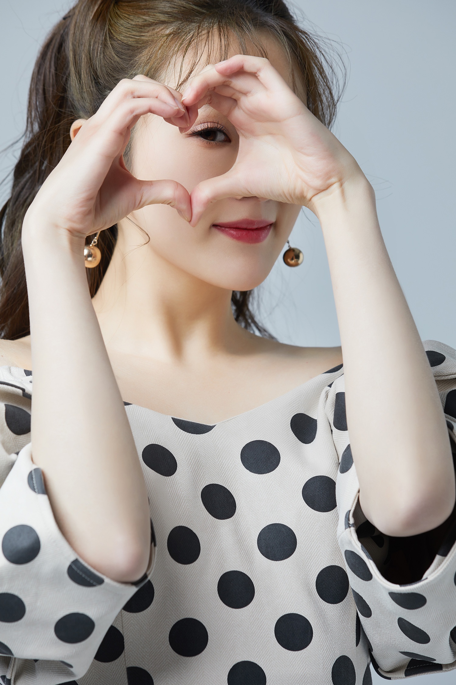 全能少女张可盈甜蜜写真曝光俏皮比心尽显灵动