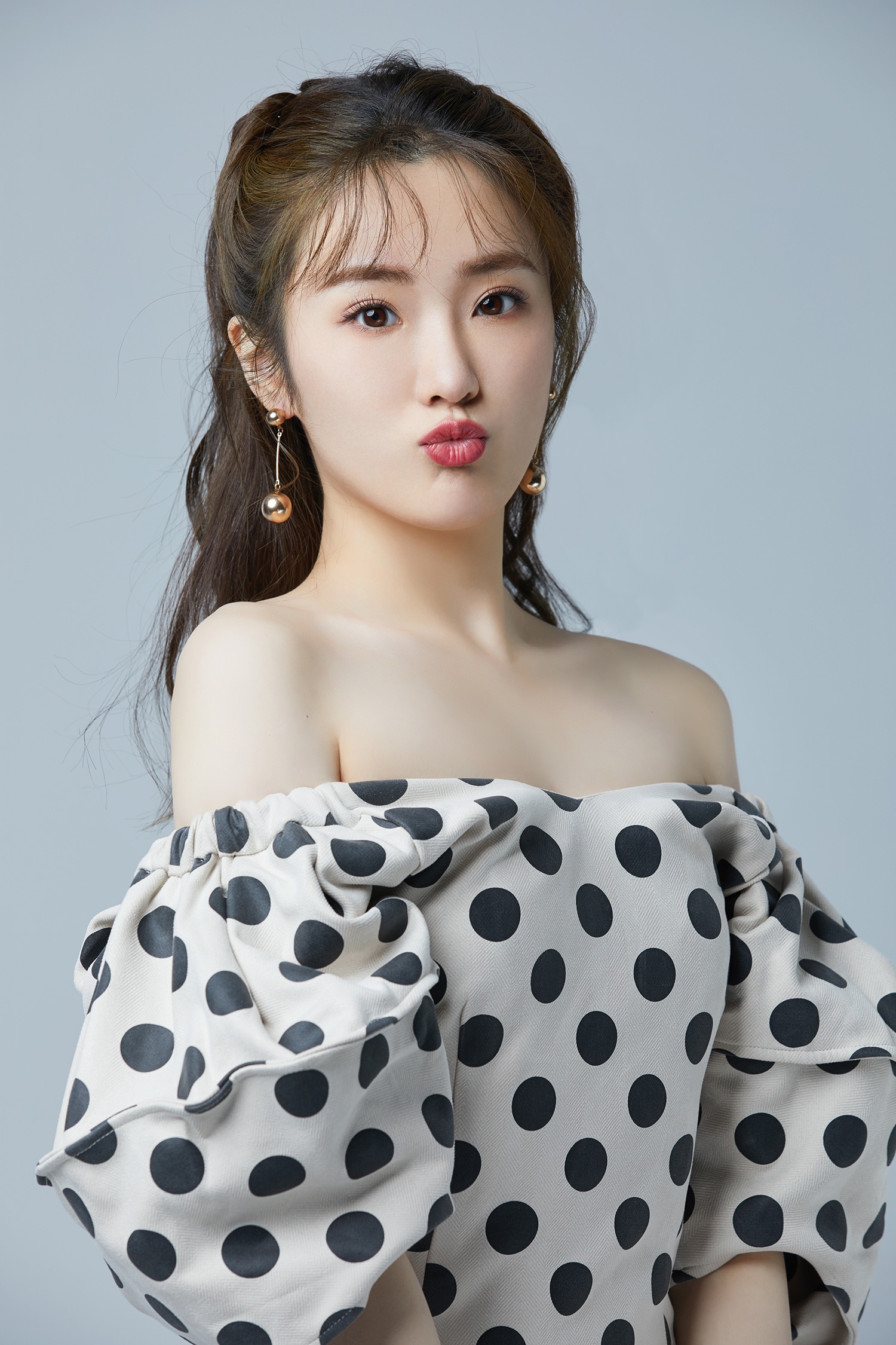 全能少女张可盈甜蜜写真曝光俏皮比心尽显灵动