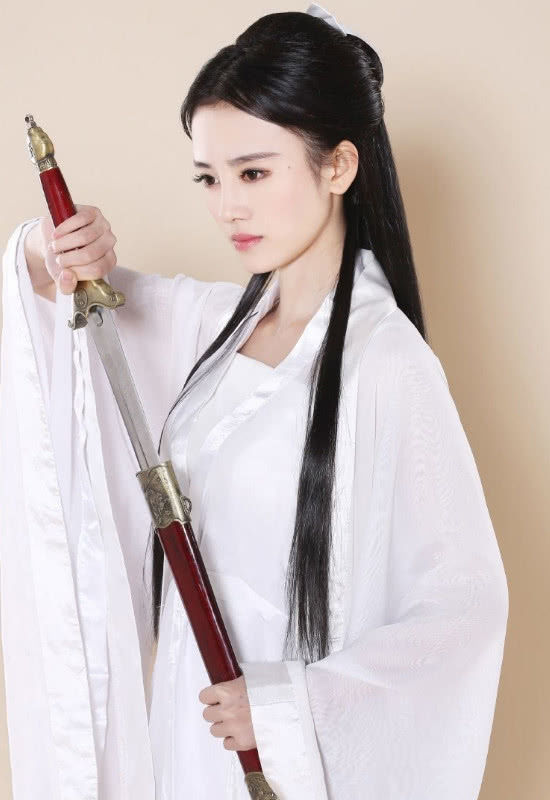 同样是手持宝剑,忍了热巴,忍了赵丽颖,看到鞠婧祎我想娶