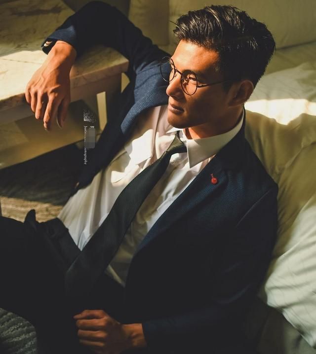 西装革履(西装革履 一吨山)