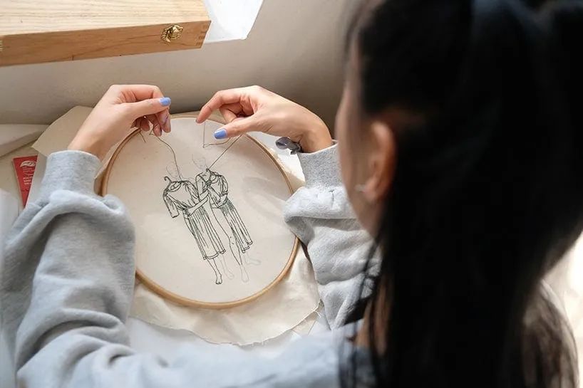 用刺绣的方式画速写,画布上女孩垂下的头发,有种独特的美感|速写|刺绣