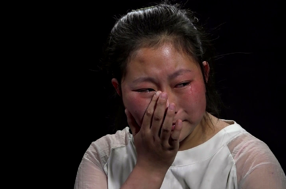 中考当天这个初三女孩泪流满面她多希望妈妈能陪伴她中考