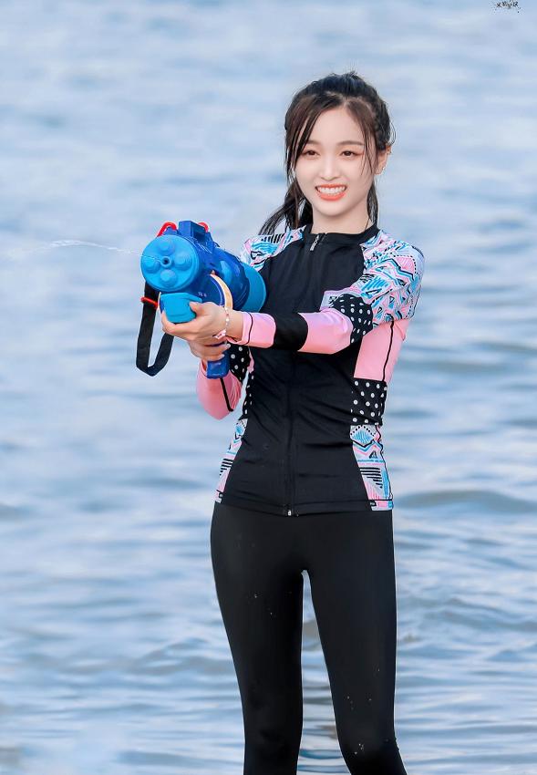 苗条的身材也是相当抢镜了,一直以来我都觉得吴宣仪是火箭少女101这一