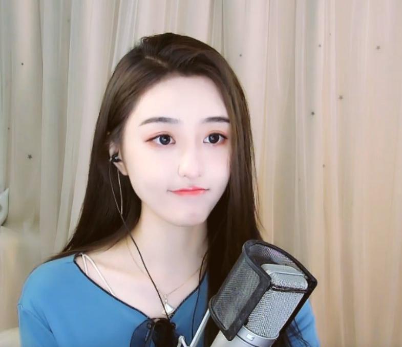 "林见鹿"是斗鱼平台的一名女主播,由于颜值非常不错,因此也是广受喜爱