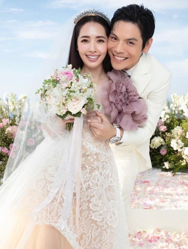 欣赏郭碧婷与向佐从恋爱到结婚甜蜜照:郭姑娘即美又时尚!