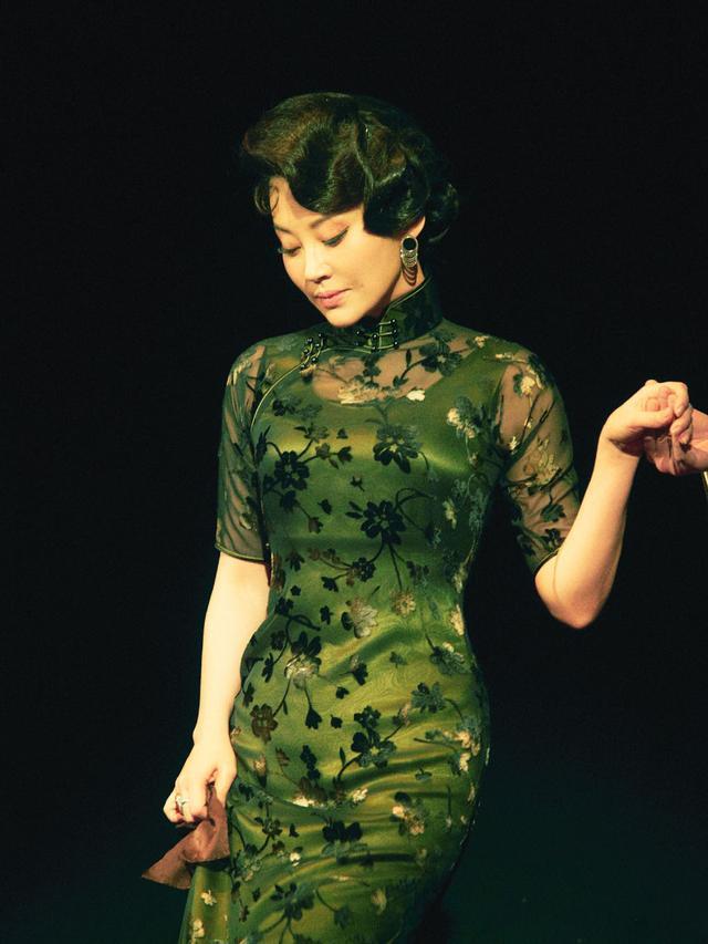 许晴大街上被偶遇这身材是51岁的人看她穿旗袍的样子就知道了