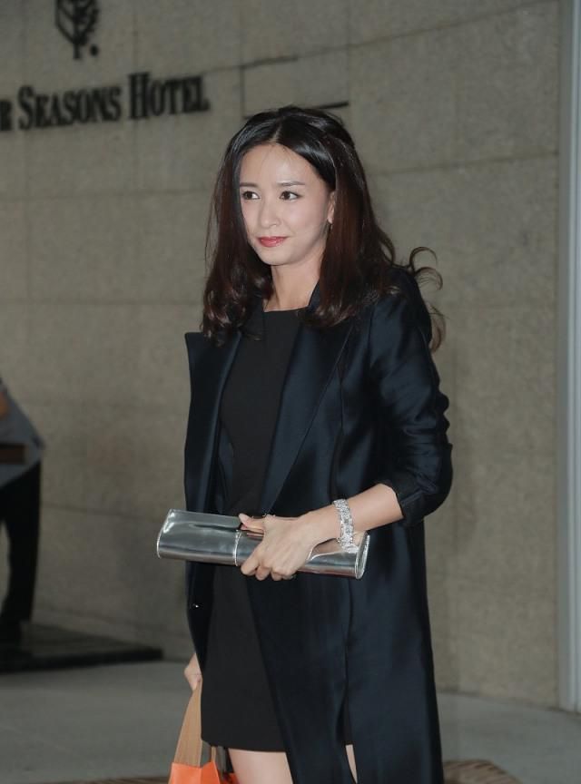 52岁吴婉芳素颜为小女儿庆生罕见三代同堂,与三子女合照宛若姐弟
