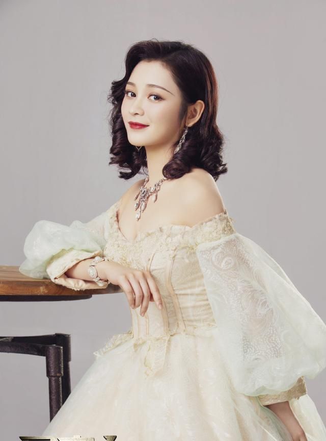 杨幂也捧不红的王一菲,颜值不输热巴,旗袍,洋装美得惊艳时光!