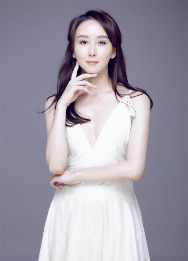 2018年,姜贞羽出演了电视剧《你好,对方辩友》,在剧中饰演的是孙晴.