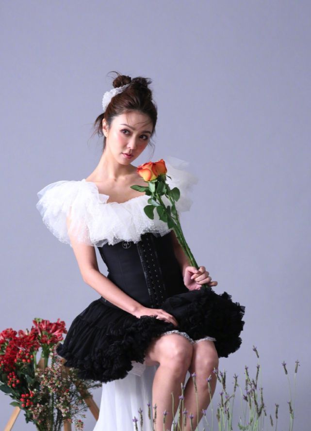 "香港甜心"薛凯琪,39岁仍洋溢少女感,穿搭时髦气质,喜欢她吗