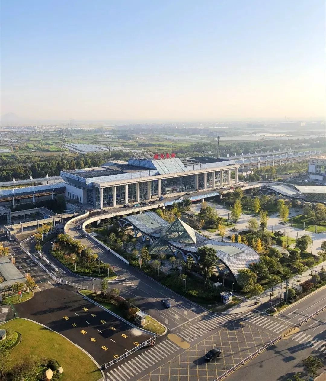 绍兴东站站场规模为设2台4线,车站站房建筑面积15500平方米.