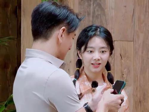 难怪郑爽那么瘦谁注意到吴奇隆谭松韵做饭吃时郑爽在做什么