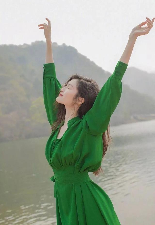 30多岁女人凭这3种色搭出高级范儿吴昕郑希怡都上头了超靓