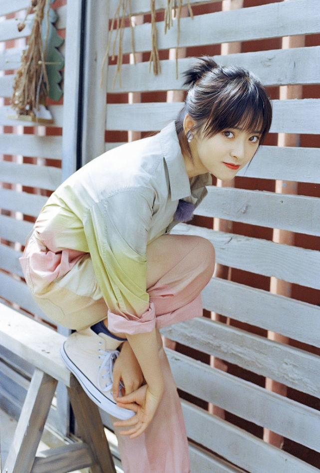 2020年7月20日,沈月参加综艺节目《亲爱的请放松》的写真曝光.