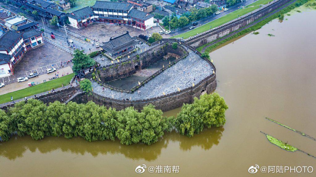 俯瞰汛期时的寿县古城