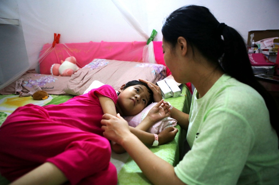 送医查出罕见肿瘤,妈妈含泪打掉腹中胎儿|程程|女儿|肿瘤_新浪新闻