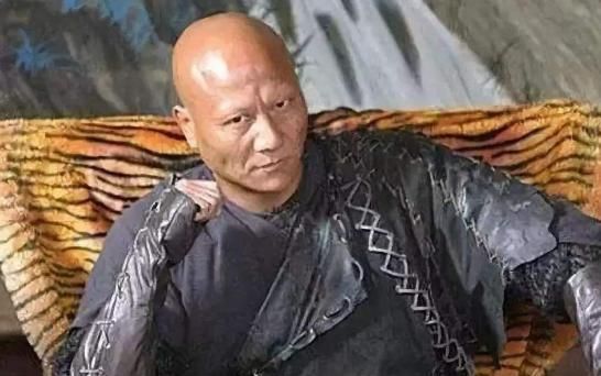 他是实力派演员,出道35年只演坏人,娶了还珠格格里的她