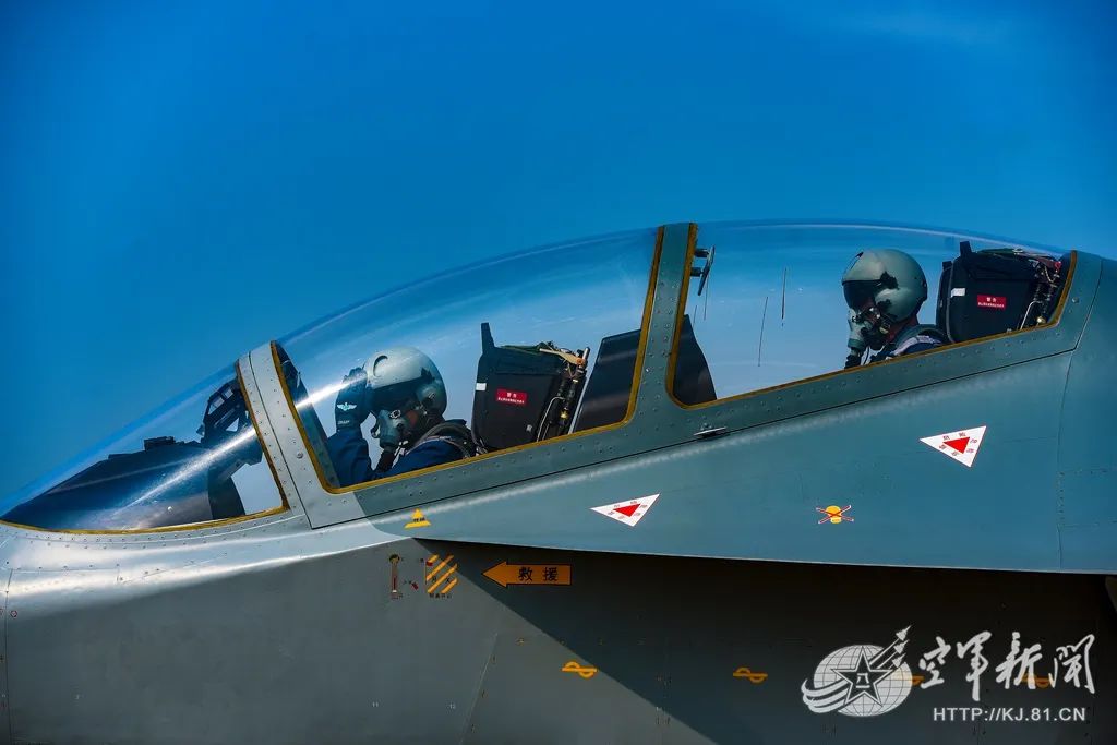 全优结业空军首批教10飞行学员奔赴作战部队