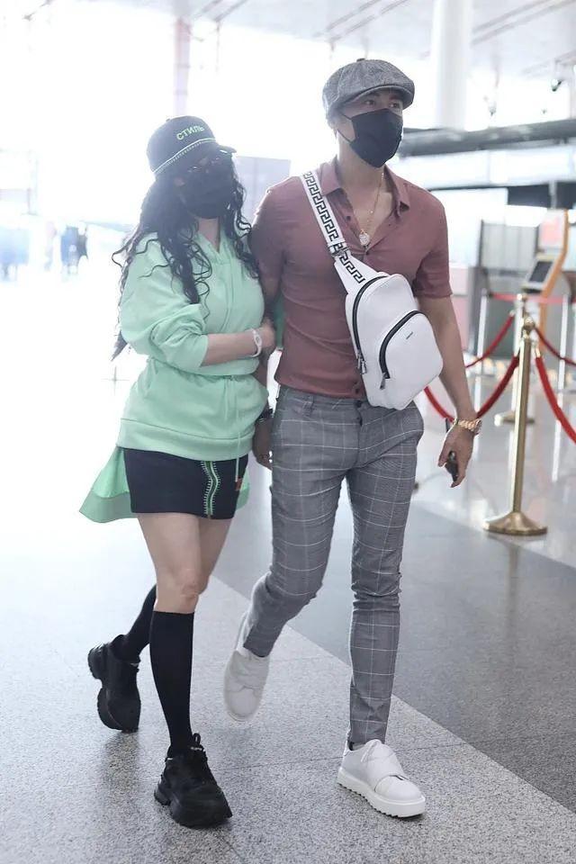 身高1米68的钟丽缇在他身边挽着他的手十分娇俏.