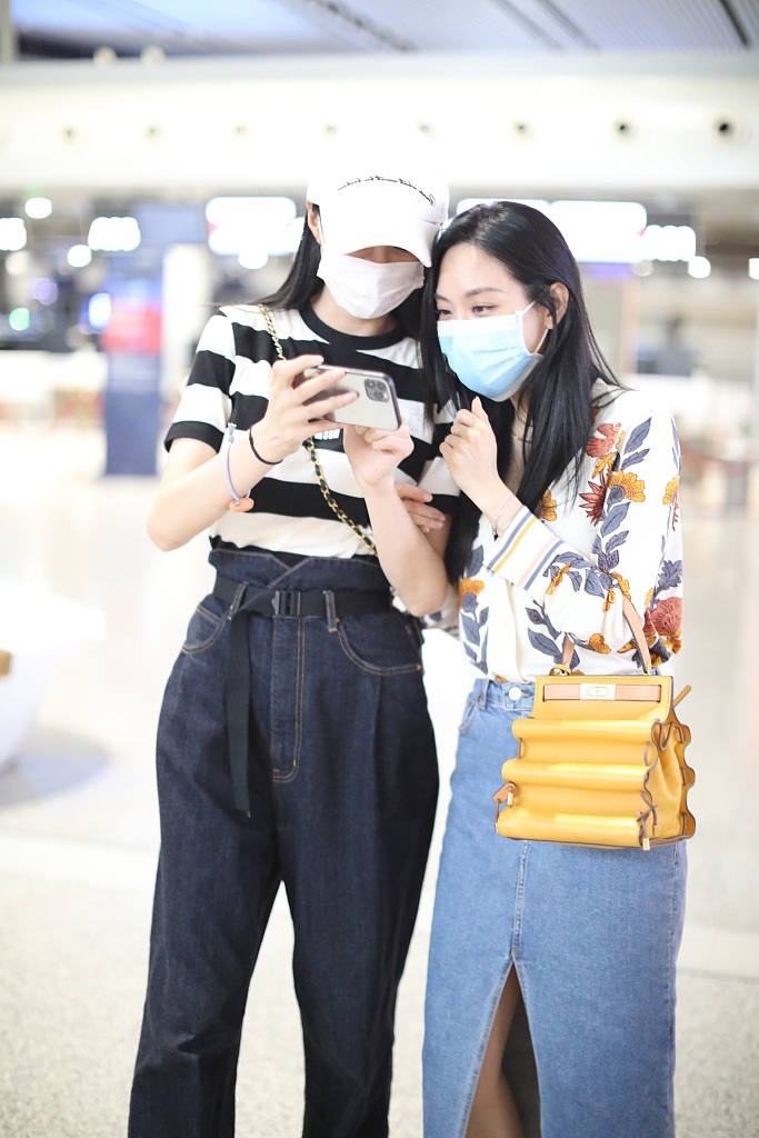沈梦辰调侃王霏霏台下是小乖乖,两人机场拥抱极具反差萌