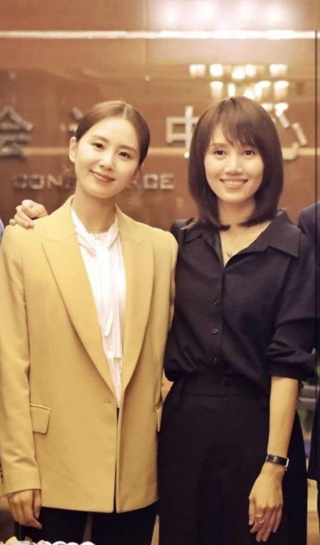 袁泉串客刘诗诗新剧,两人穿职业装并肩合影,气质美难分伯仲