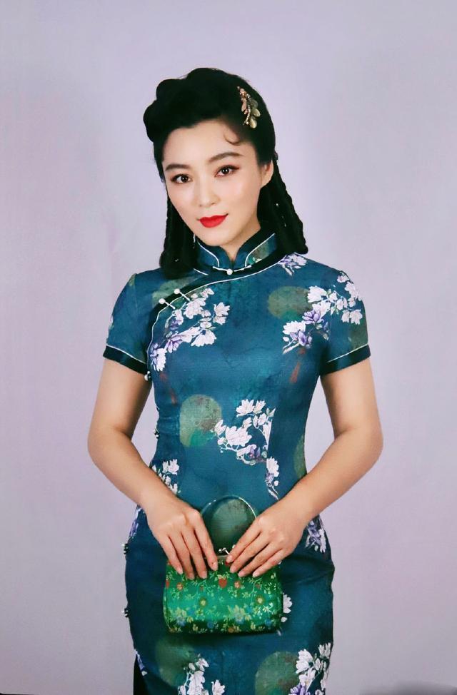 她是范冰冰的替身,如今逆袭成女一,穿旗袍美得明艳又大气!