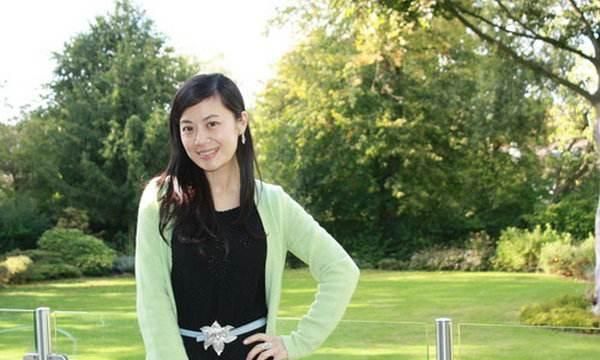 央视美女主持人姜丰,曾留学英国改掉国籍,今49岁落魄回国捞金