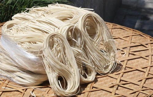 东阳索面是以面粉为原料,经过多道工序精制加工而成的.