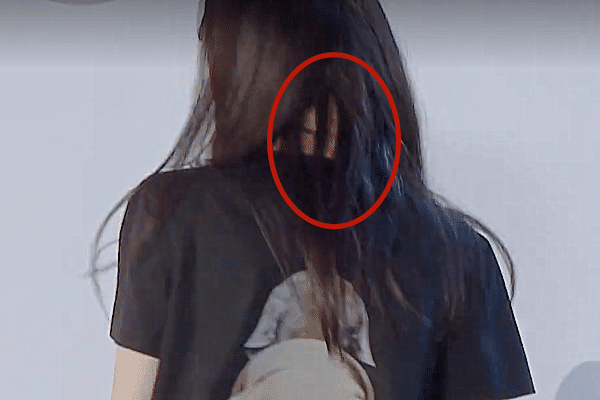 郑爽在节目中跳舞时,无意间露出假发片,美女也有"秃头"困扰