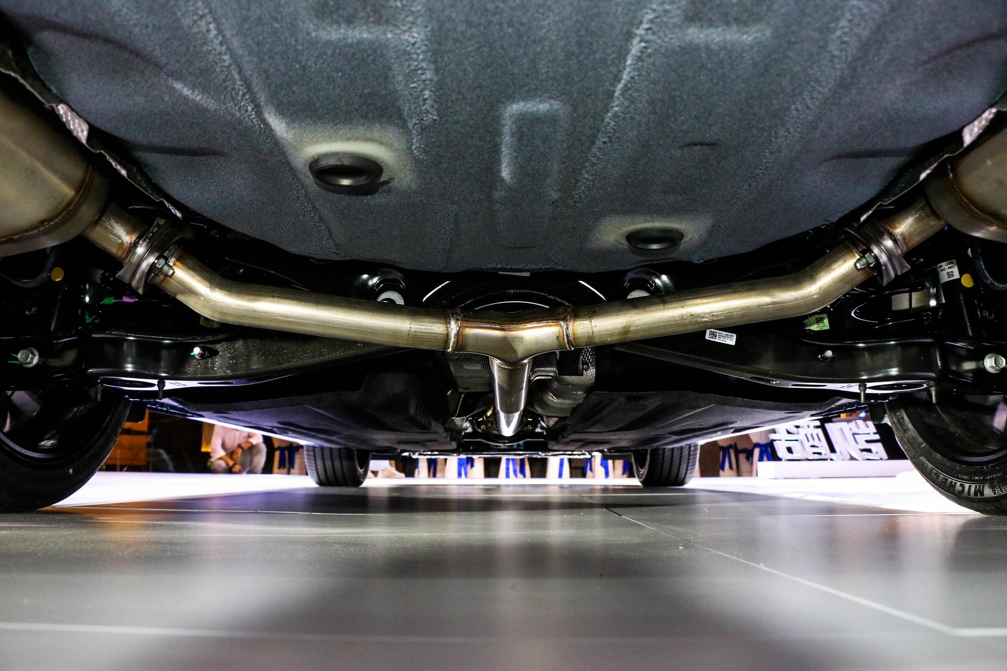 底盘方面,起亚k5凯酷采用了前麦弗逊独立悬架加后多连杆独立悬架,整体