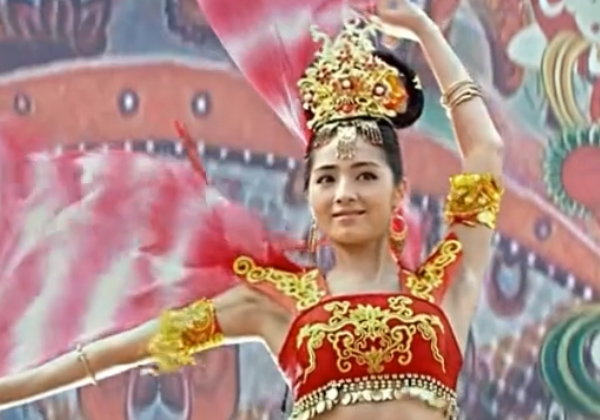 两版《还珠格格》香妃出场对比,原版美成仙子,新版拍成穿帮现场