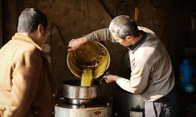 农村自榨油有多香?小伙发明"家用"榨油机,现榨现吃日卖800斤