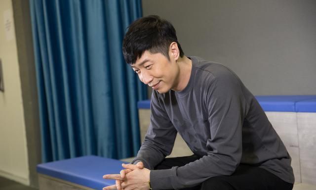 他14岁开始勤工俭学,27岁出演《鹿鼎记》,49岁从北大毕业