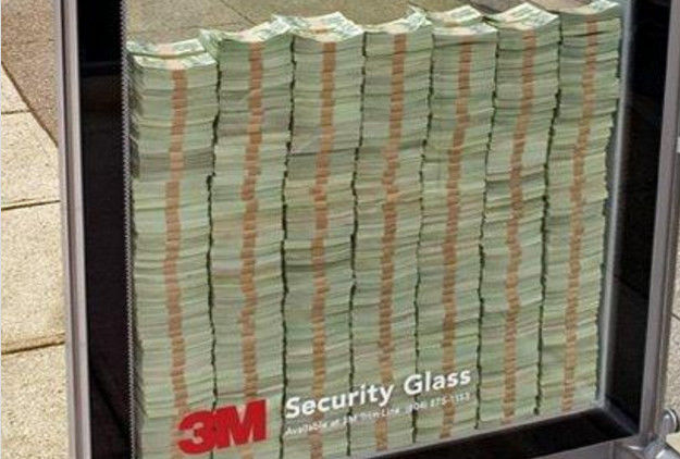 玻璃门里放2千万现金,里面的钱随便让人拿,却没人能够打破玻璃