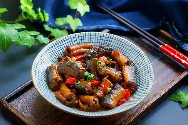 大蒜烧鳝鱼的野生做法肉嫩味美每口的味道都是乡下野味