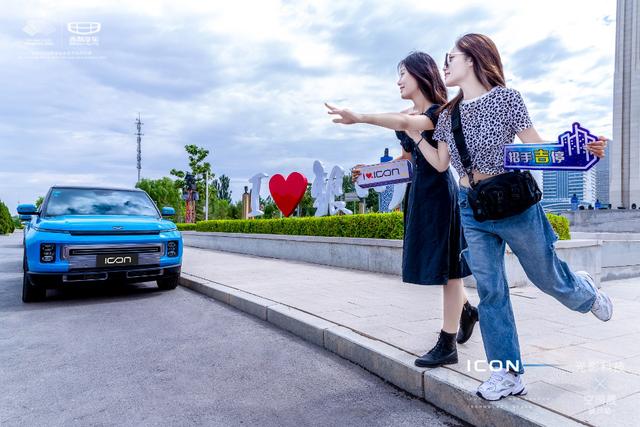 在银川市内打卡著名街区,与路人进行招手"吉"停互动