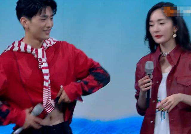 何老师喊易大千展示腹肌,当他拉衣服时,谁注意杨幂的眼睛?