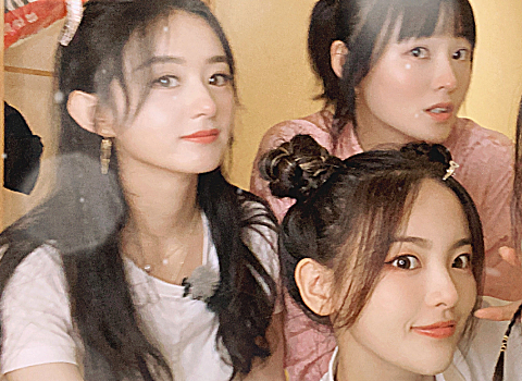 中餐厅女生合照曝光,杨超越和赵丽颖同框卖萌,看不出年龄