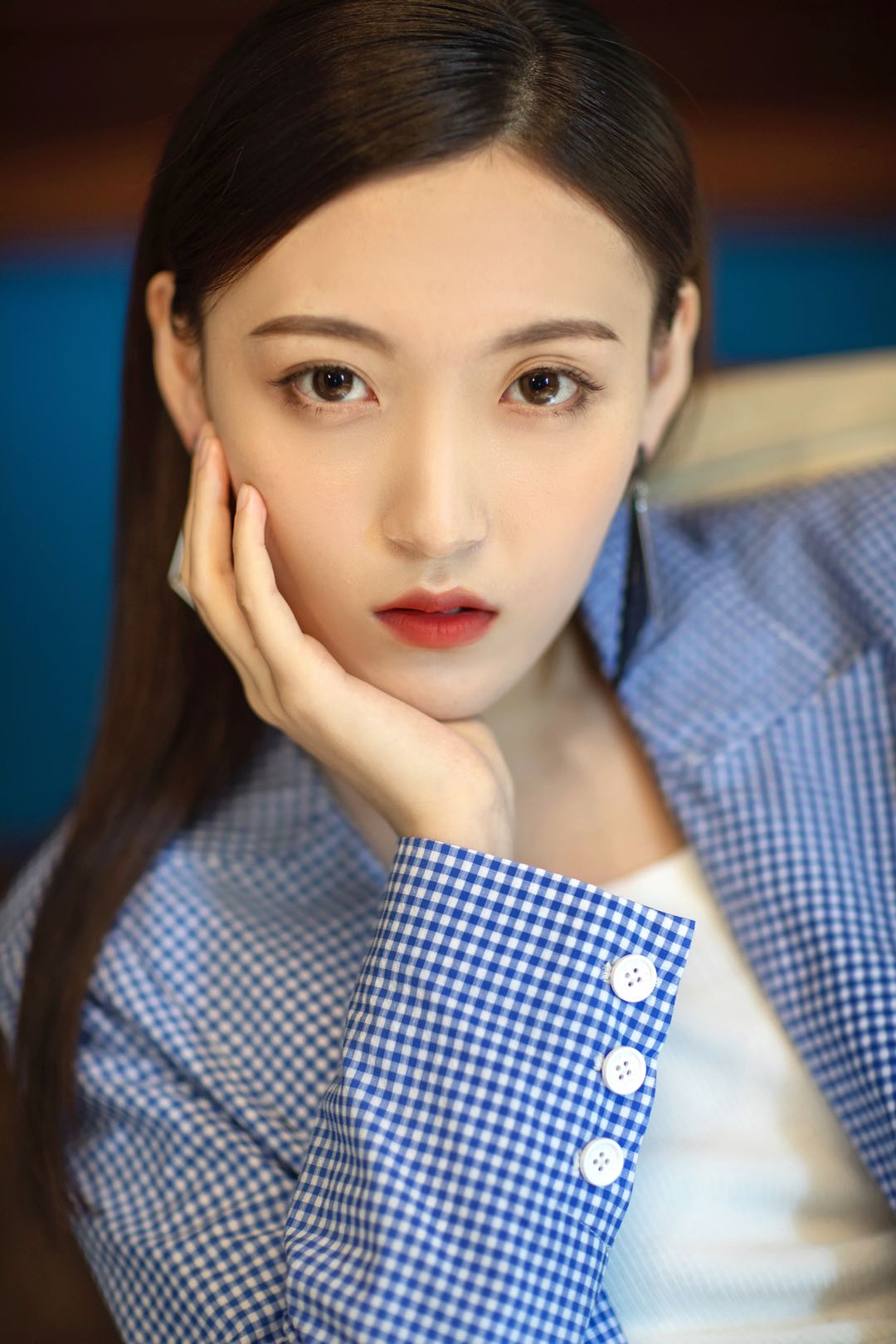 章严匀西装写真曝光 眼神深邃造型又a又飒