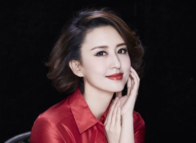 她曾是央视美女主持,嫁大20岁二婚富豪,如今40岁被宠成公主!