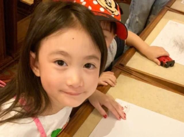 "萌娃代言人"奥莉8岁了,不再是可爱的公主,更有"模特范儿"