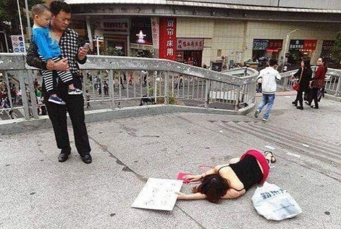 女子晕倒在街头,却无人理会,只因牌子上有八个字!