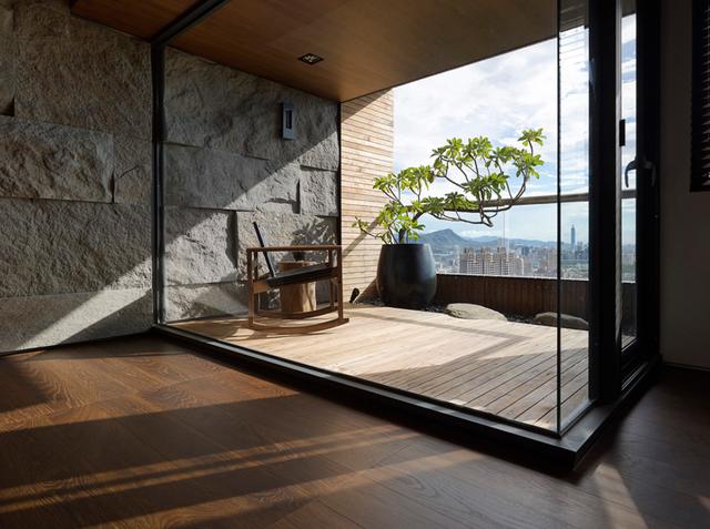 向客厅借1米,靠窗装个假阳台,她家客厅一进门就把人迷住了!