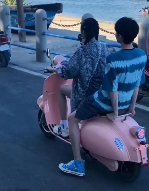 吴宣仪带黄新淳骑车谁注意男生脚在哪儿虽然不火但让人心疼