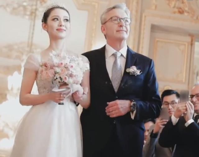 难怪吉娜颜值高气质优雅,当看到她满头白发的爸爸,知道原因了