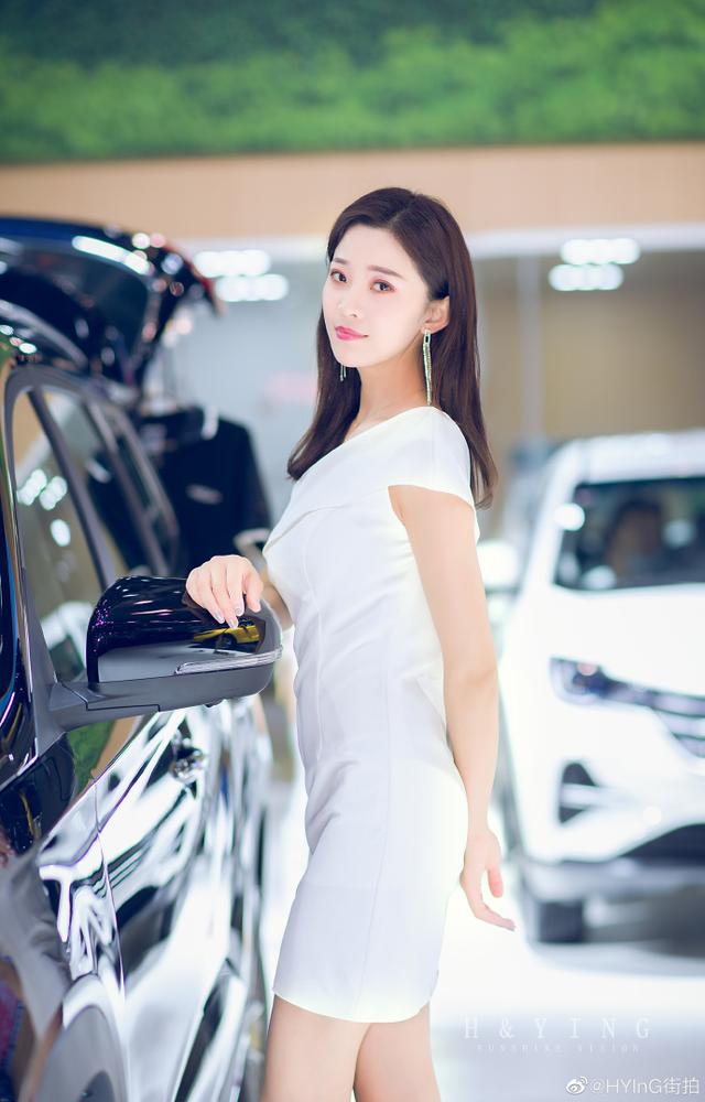 抖音美女红人,车模夏冰,长相漂亮,身高175,体重98,重庆人