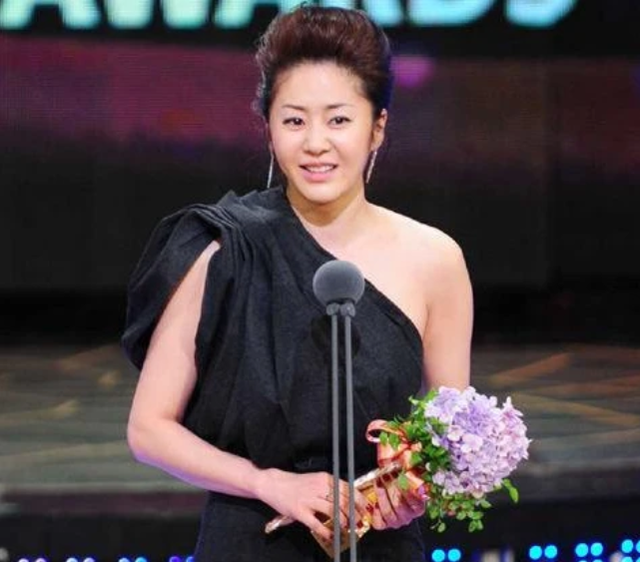 18岁成为"选美冠军",巅峰时期嫁入豪门离婚,如今再度走红!