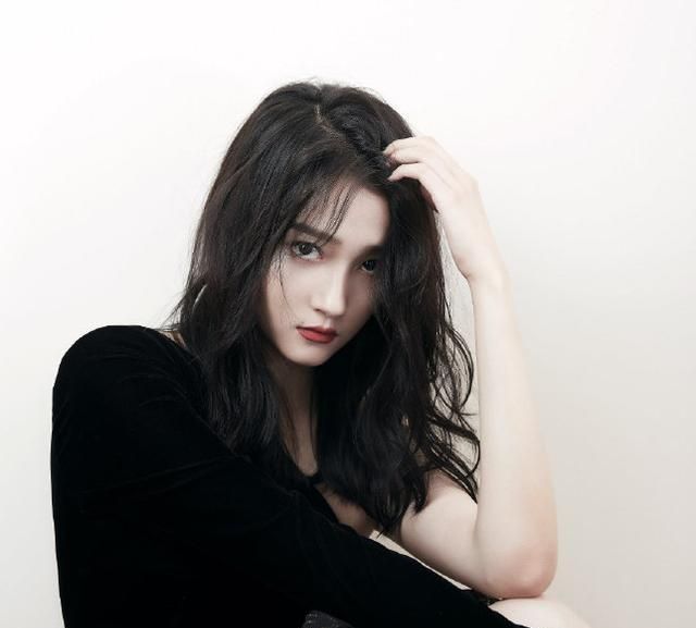 短款服装搭配凌乱造型,攻气十足