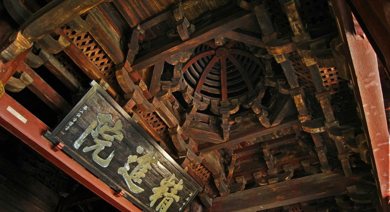 宁波保国寺是江南古老,保存完整的木结构建筑,独特的斗拱建筑为江南一